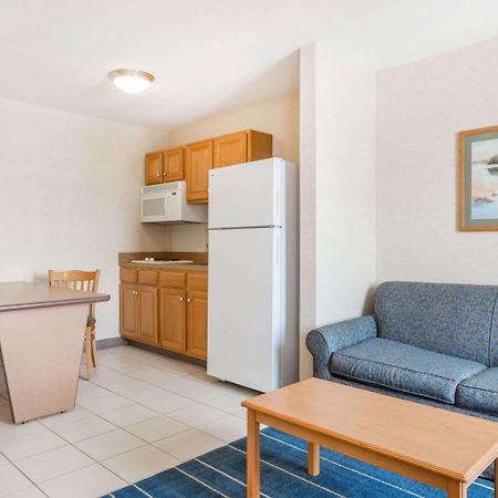 Days Inn & Suites By Wyndham Bridgeport - Clarksburg Bagian luar foto
