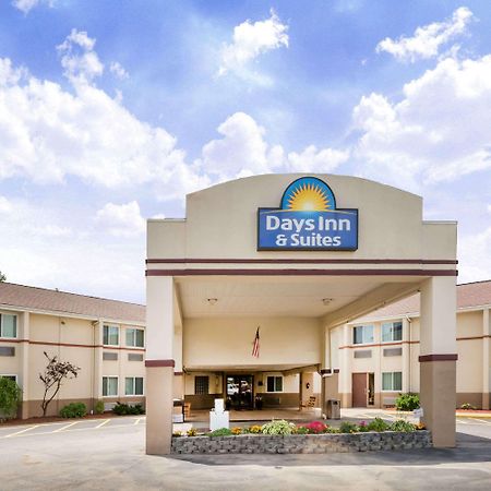 Days Inn & Suites By Wyndham Bridgeport - Clarksburg Bagian luar foto