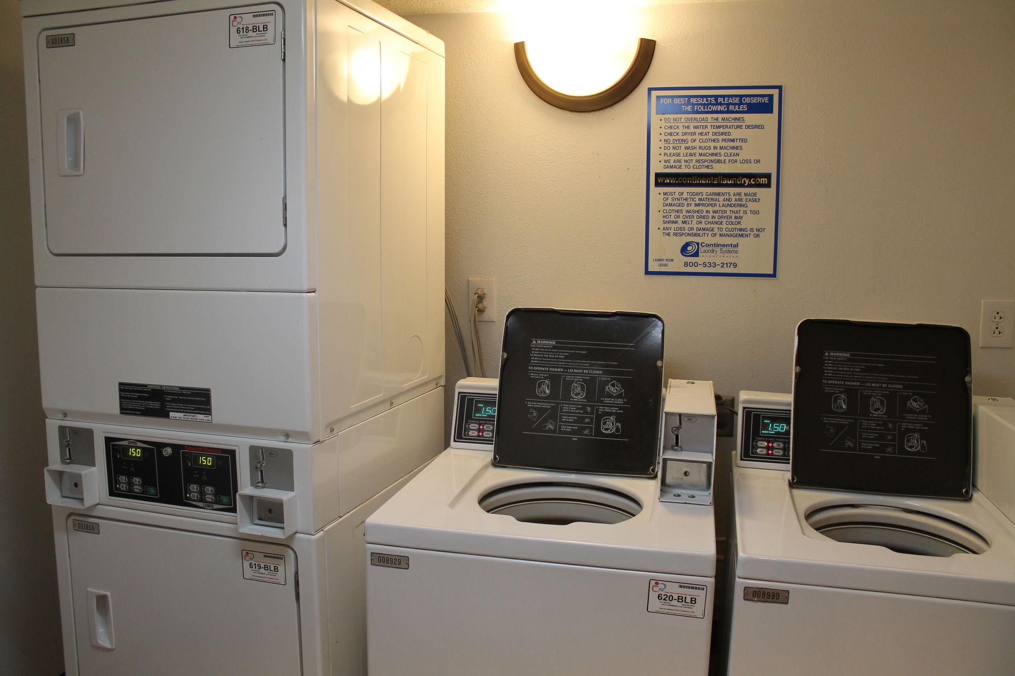 Days Inn & Suites By Wyndham Bridgeport - Clarksburg Bagian luar foto