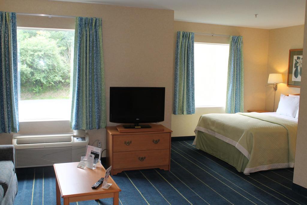 Days Inn & Suites By Wyndham Bridgeport - Clarksburg Bagian luar foto