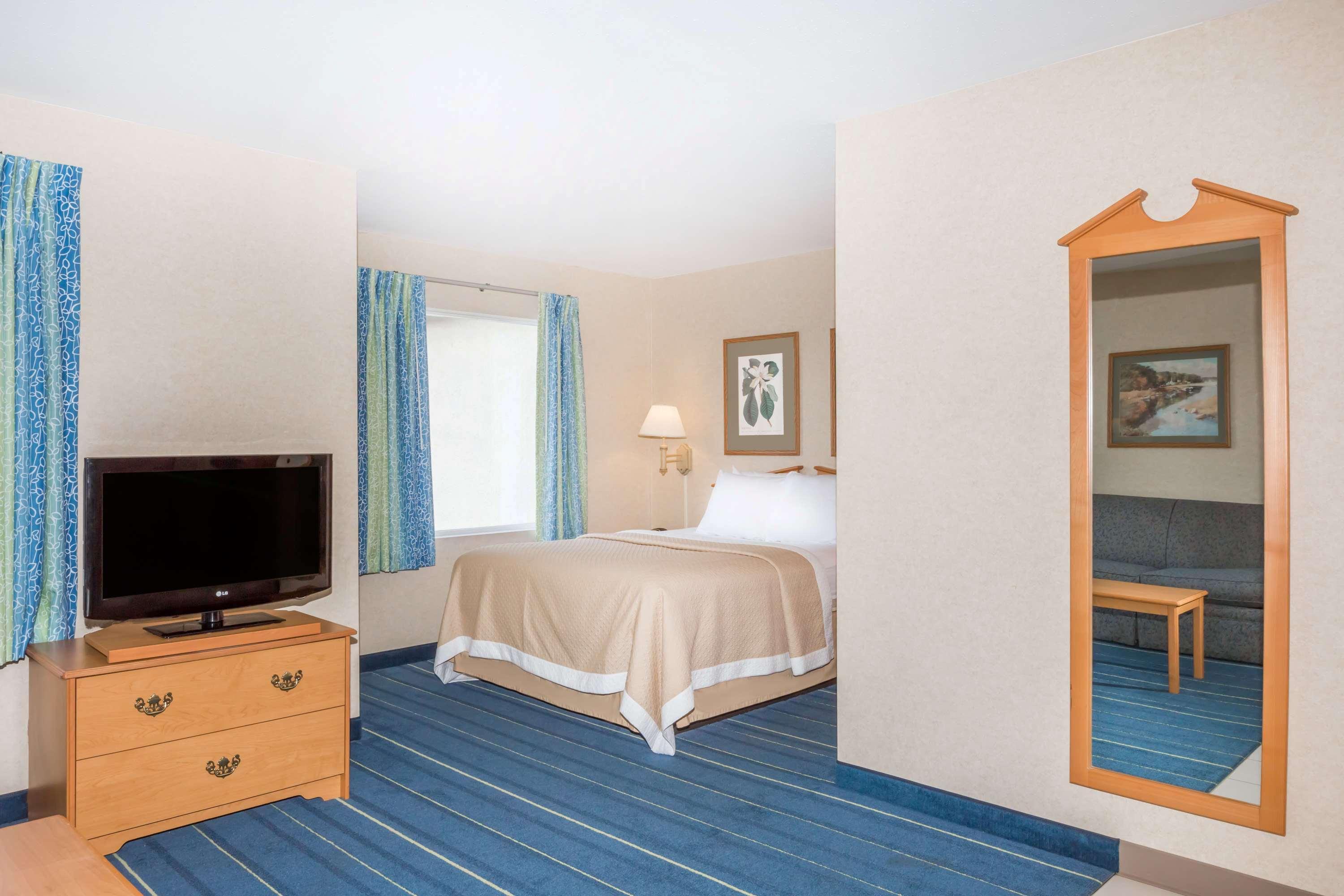 Days Inn & Suites By Wyndham Bridgeport - Clarksburg Bagian luar foto