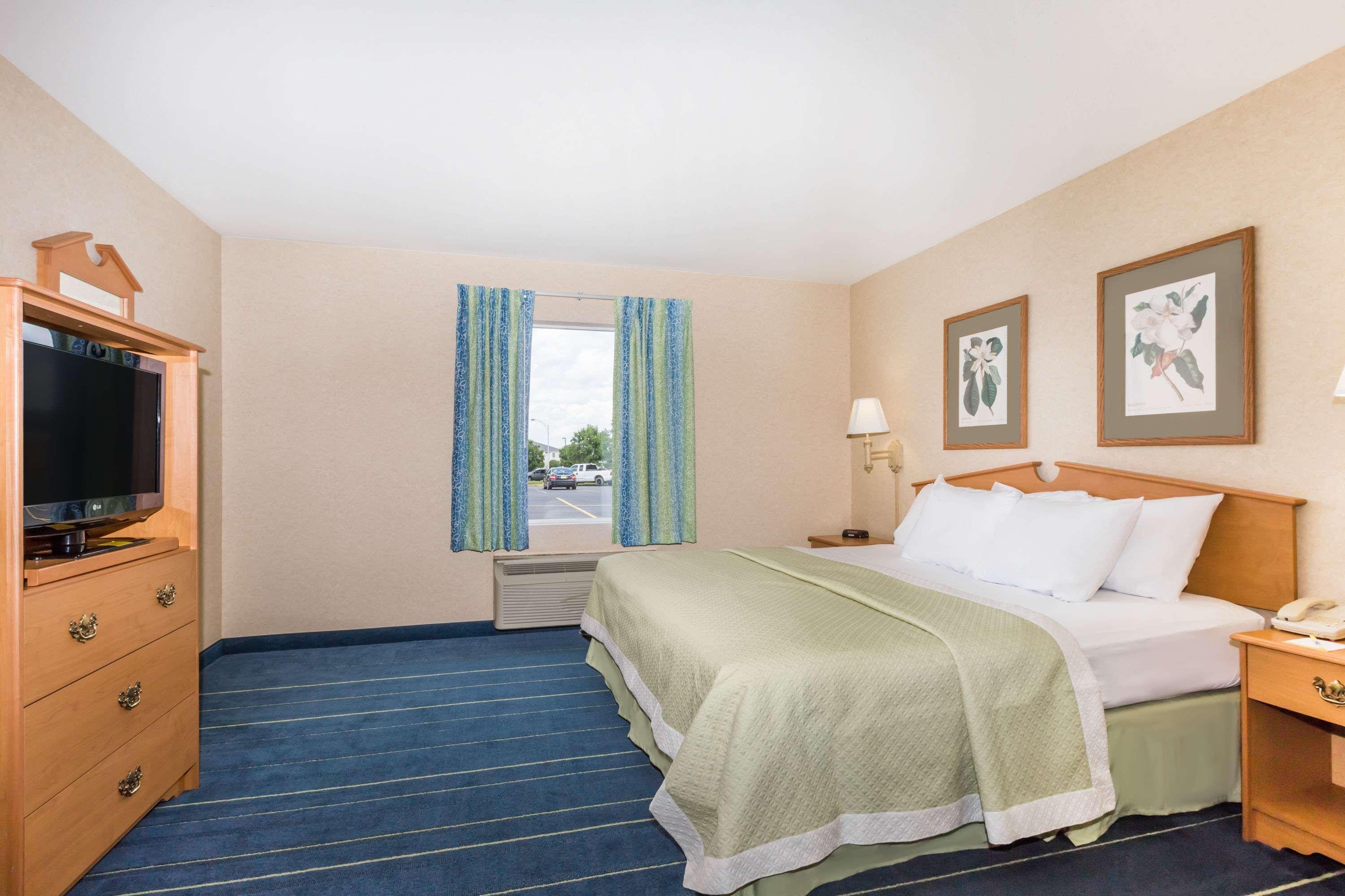 Days Inn & Suites By Wyndham Bridgeport - Clarksburg Bagian luar foto