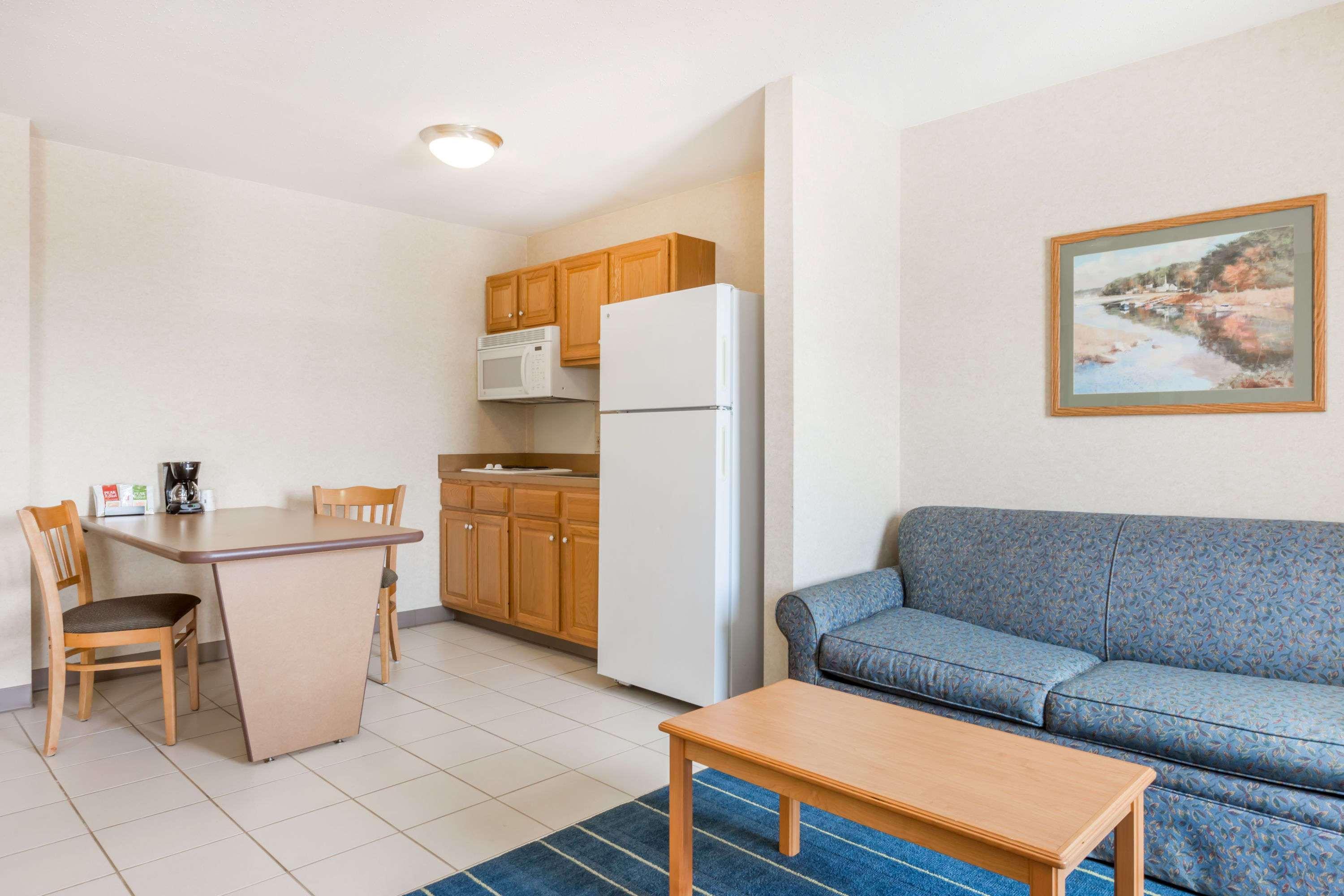Days Inn & Suites By Wyndham Bridgeport - Clarksburg Bagian luar foto