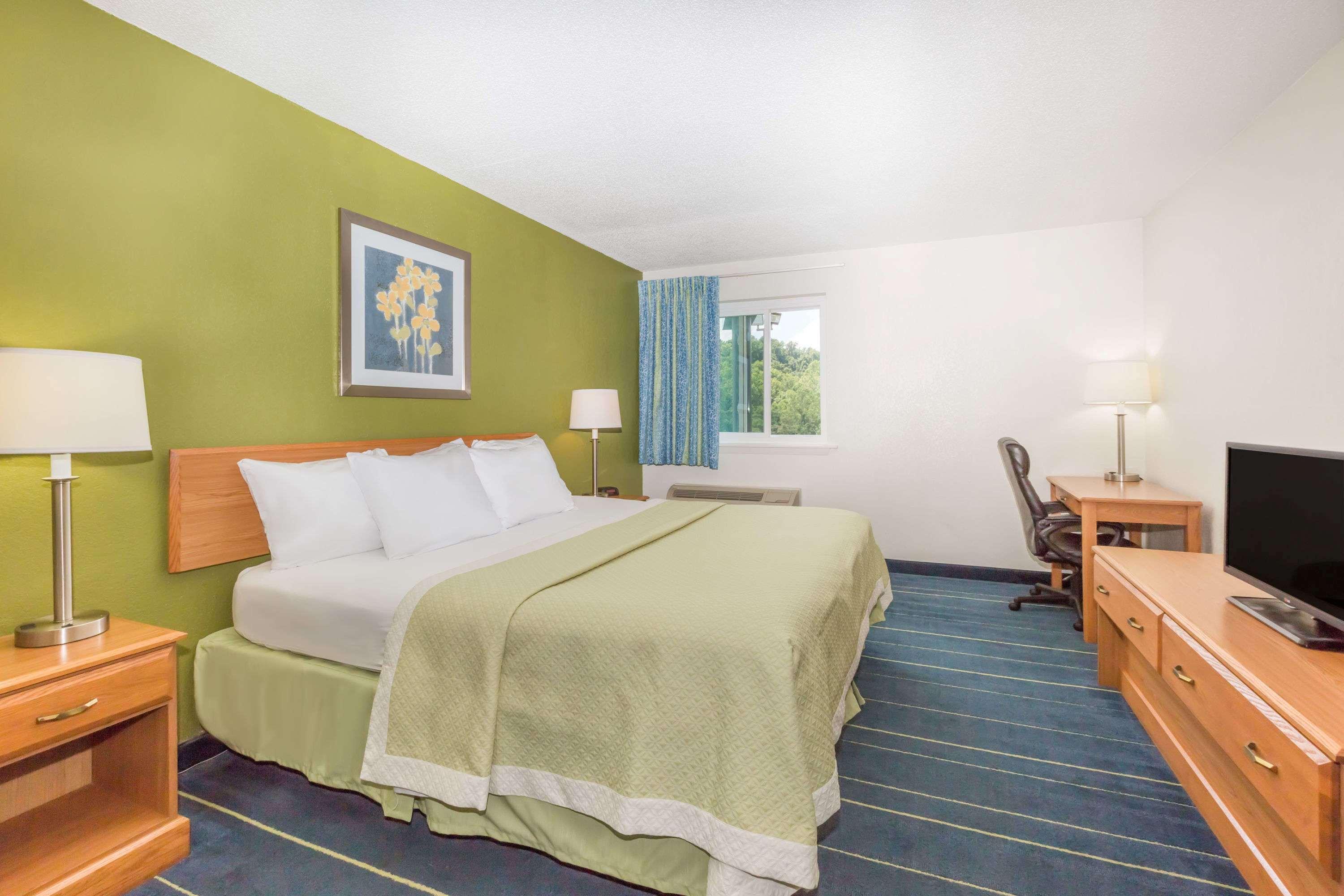 Days Inn & Suites By Wyndham Bridgeport - Clarksburg Bagian luar foto