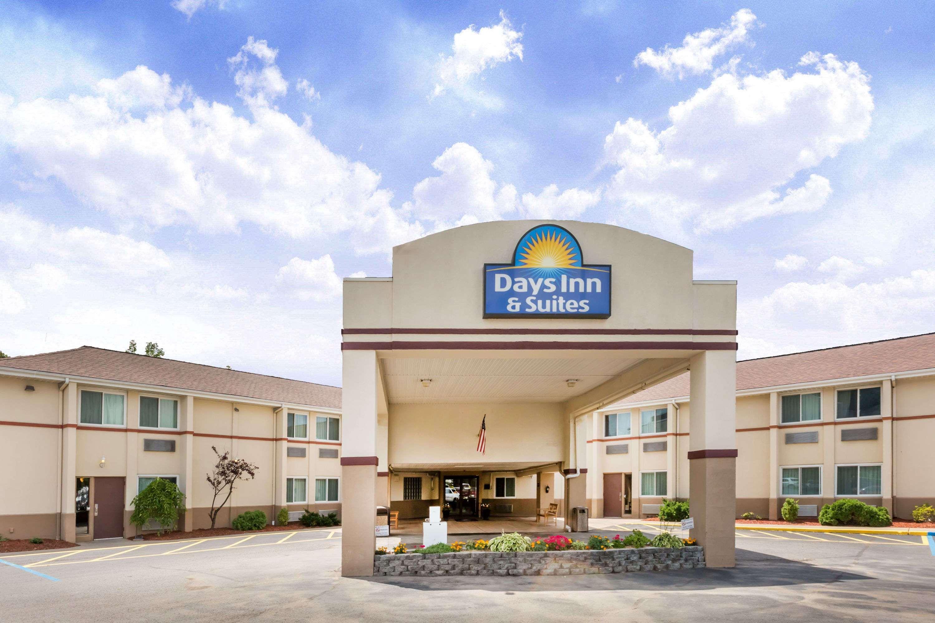 Days Inn & Suites By Wyndham Bridgeport - Clarksburg Bagian luar foto