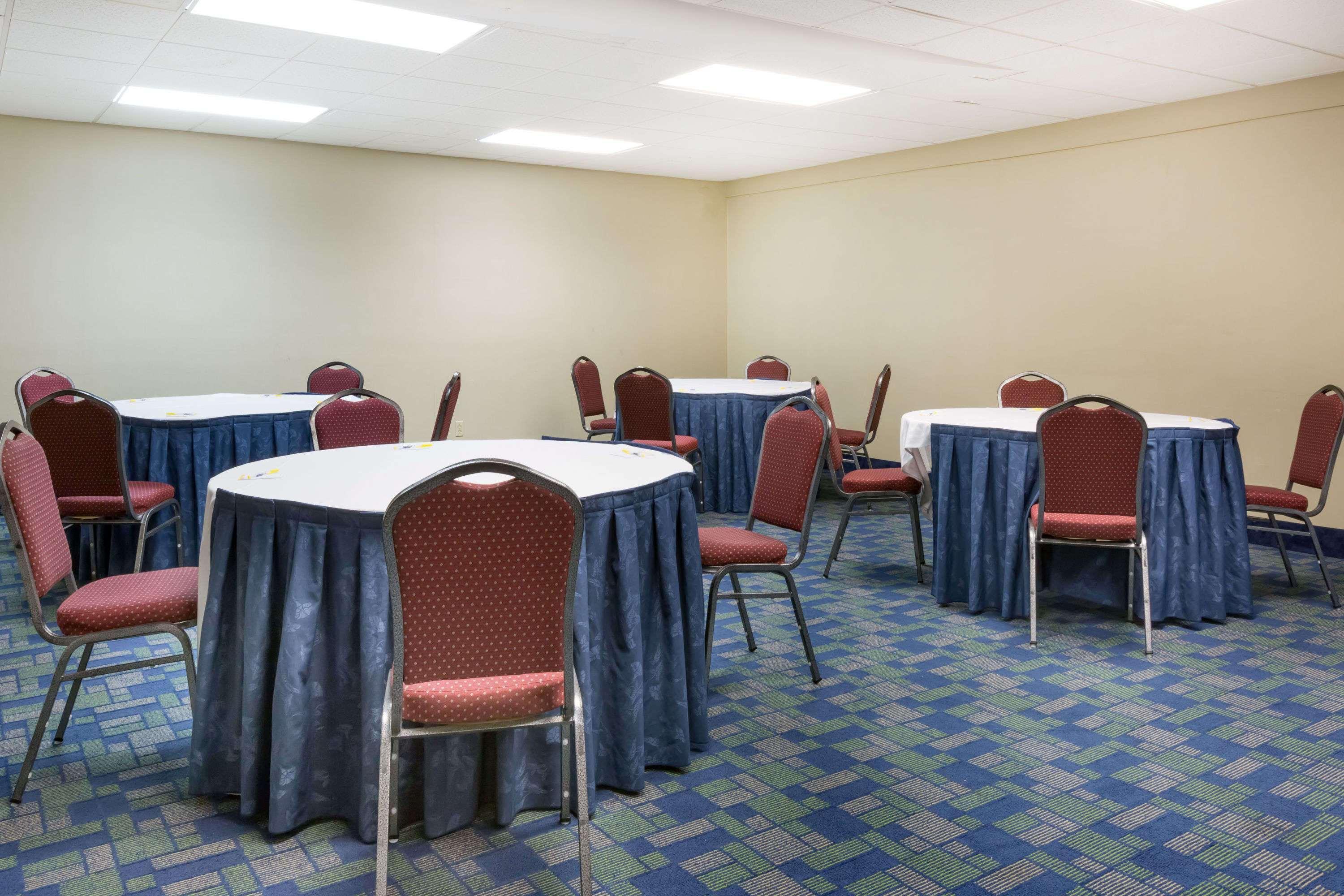 Days Inn & Suites By Wyndham Bridgeport - Clarksburg Bagian luar foto
