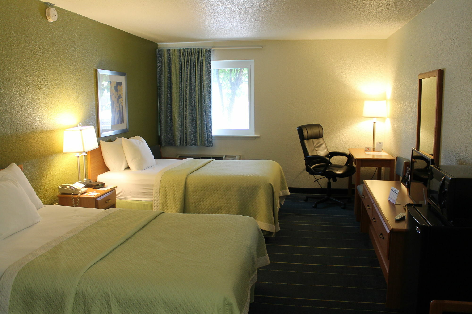Days Inn & Suites By Wyndham Bridgeport - Clarksburg Bagian luar foto