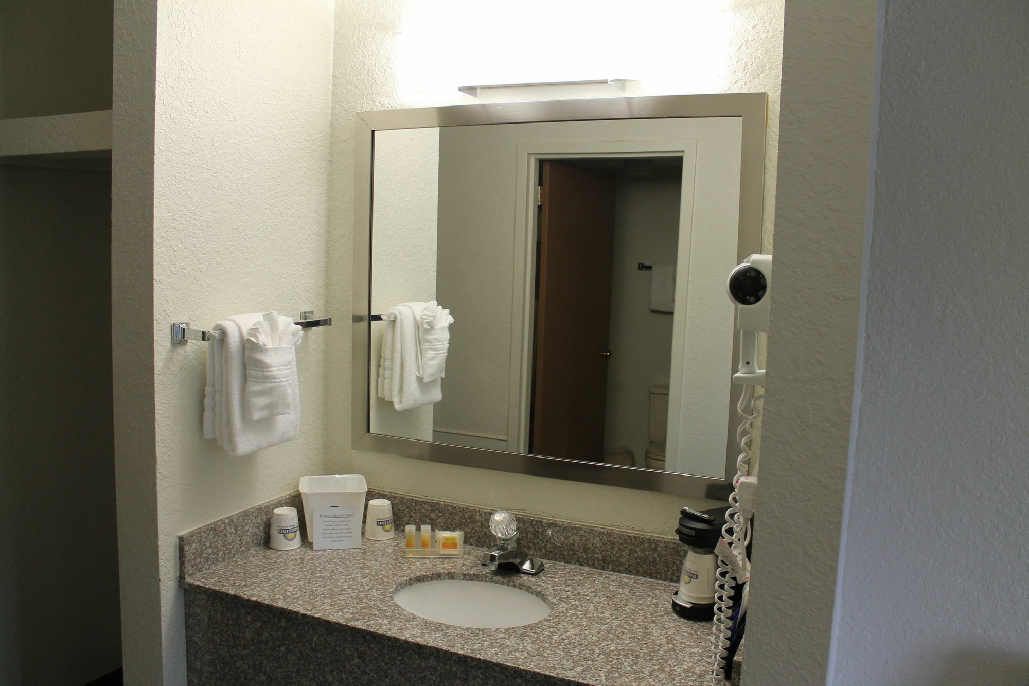 Days Inn & Suites By Wyndham Bridgeport - Clarksburg Bagian luar foto