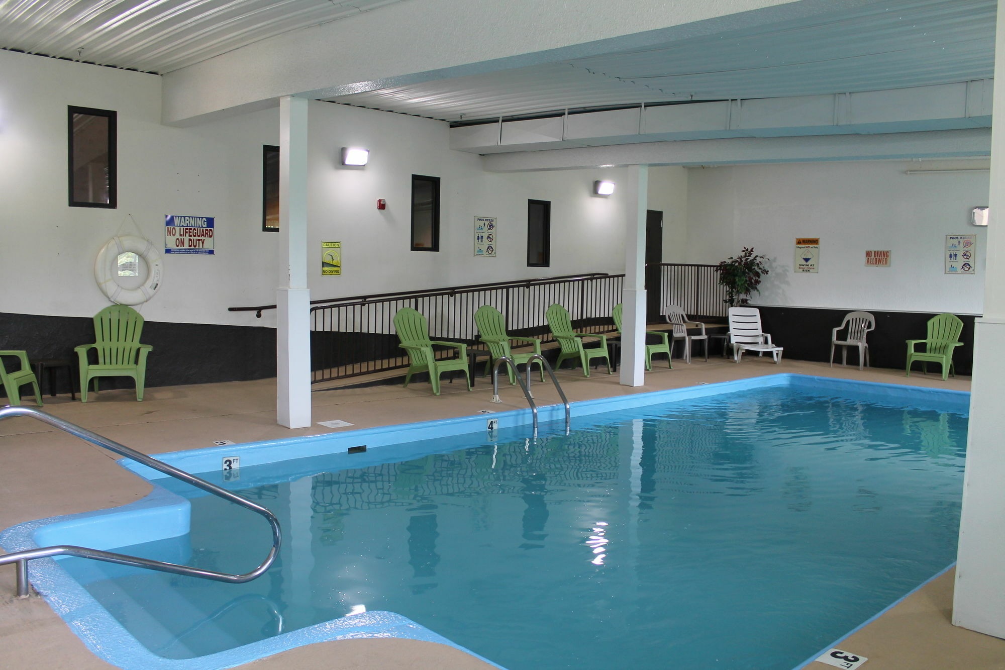 Days Inn & Suites By Wyndham Bridgeport - Clarksburg Bagian luar foto