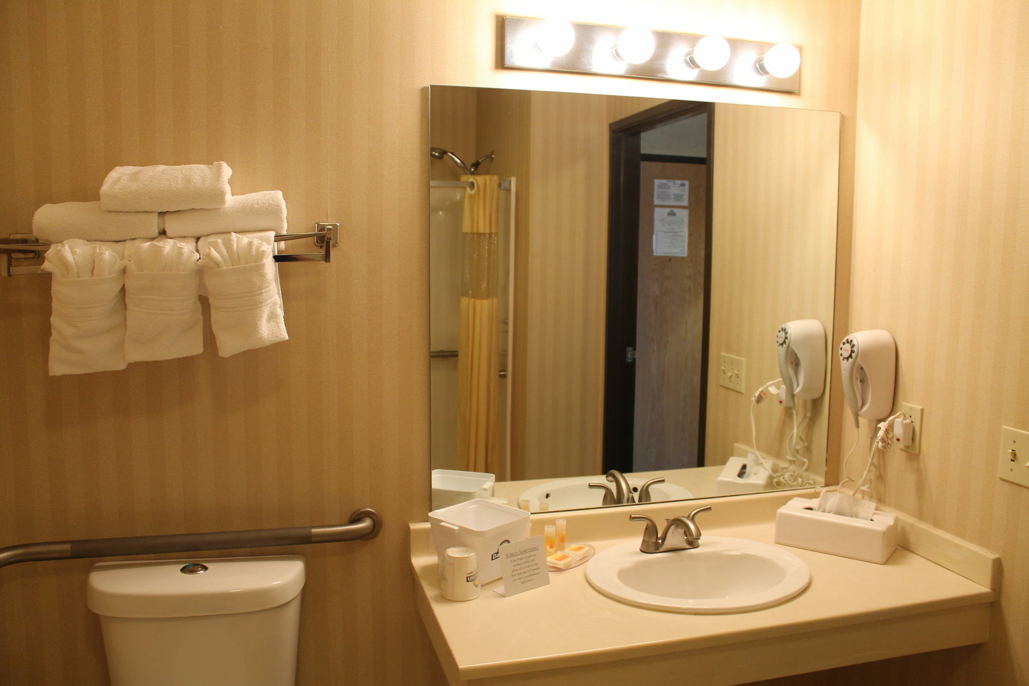 Days Inn & Suites By Wyndham Bridgeport - Clarksburg Bagian luar foto