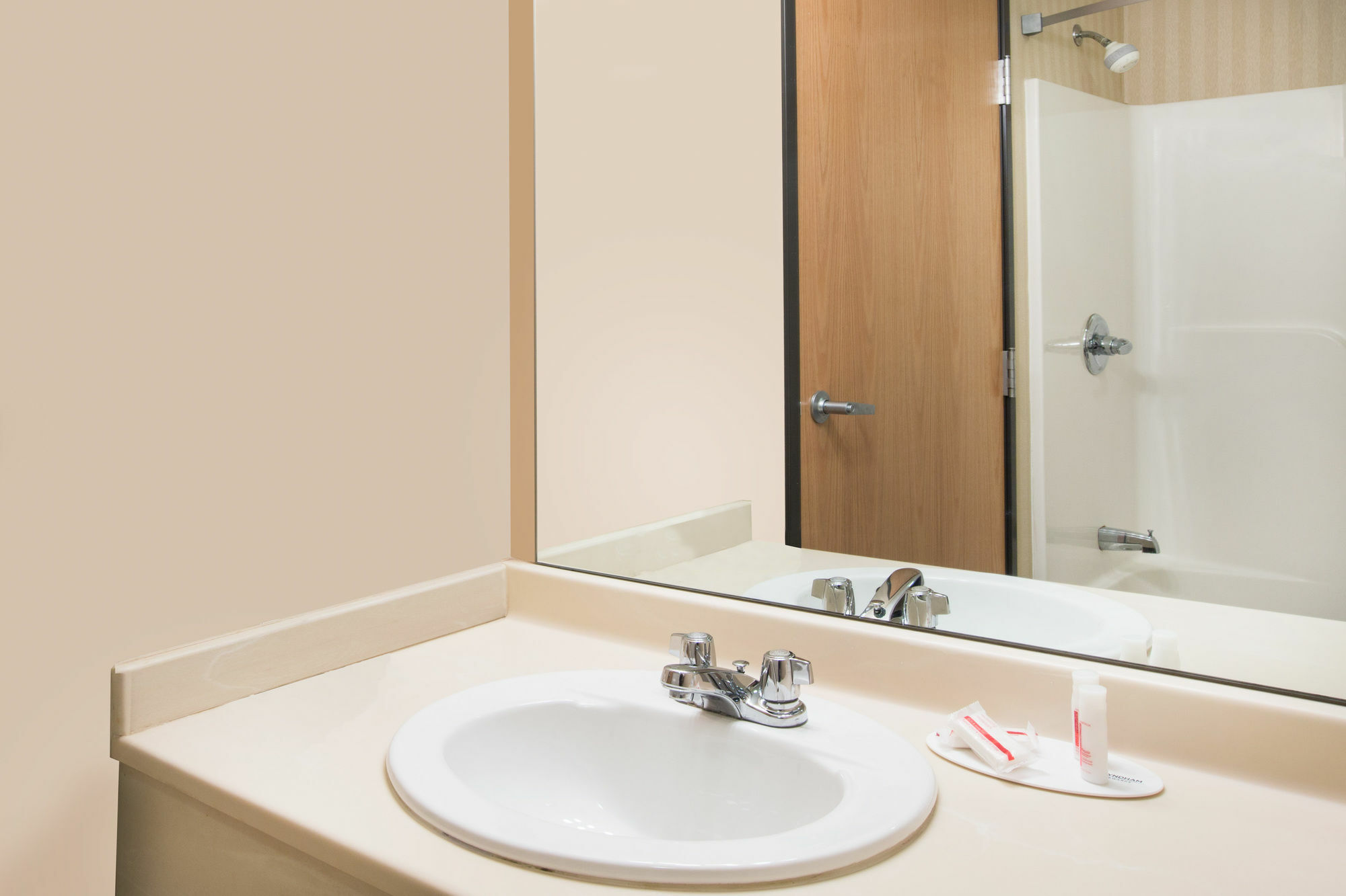 Days Inn & Suites By Wyndham Bridgeport - Clarksburg Bagian luar foto