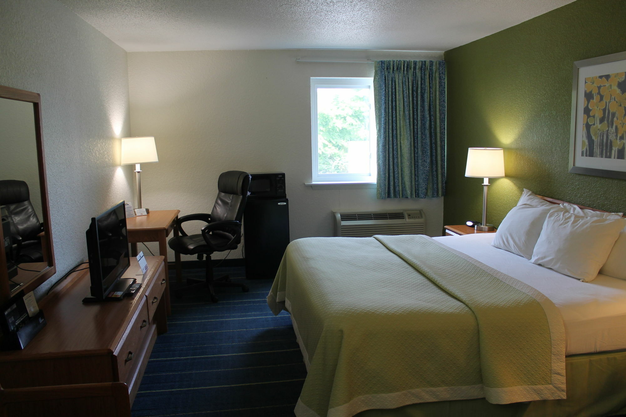 Days Inn & Suites By Wyndham Bridgeport - Clarksburg Bagian luar foto